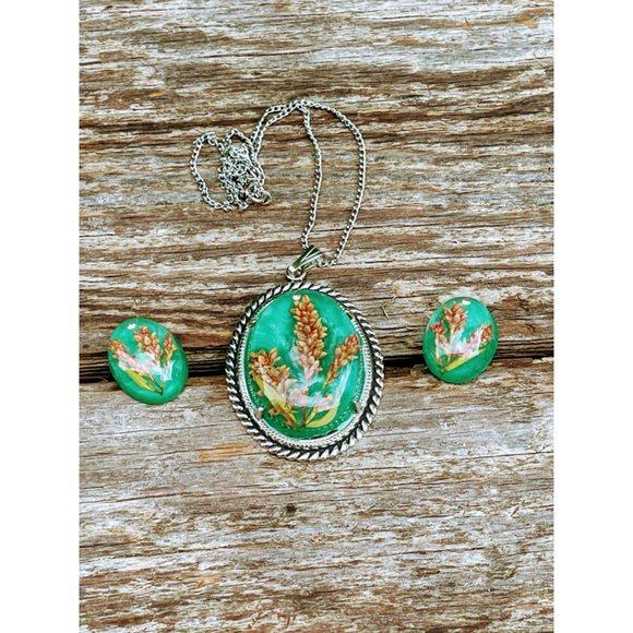unbranded Jewelry - Vintage Pendant Earring Set Resin Encased Wheat Plant Green
